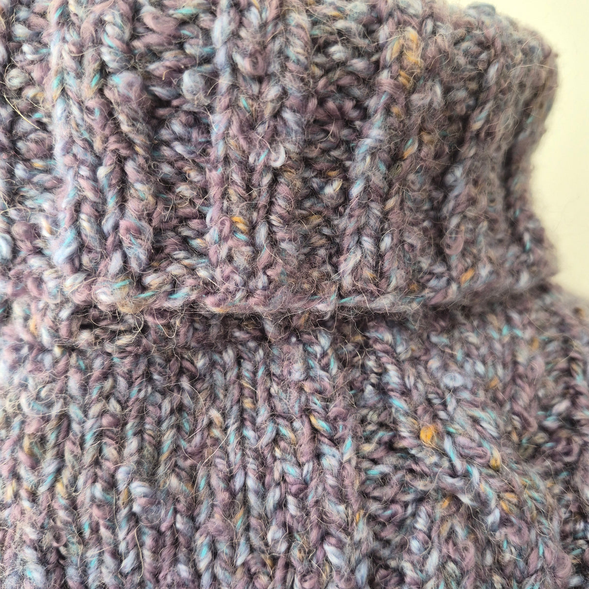 Pull torsadé enveloppant col roulé mauve, bleu & gris - tricotopia