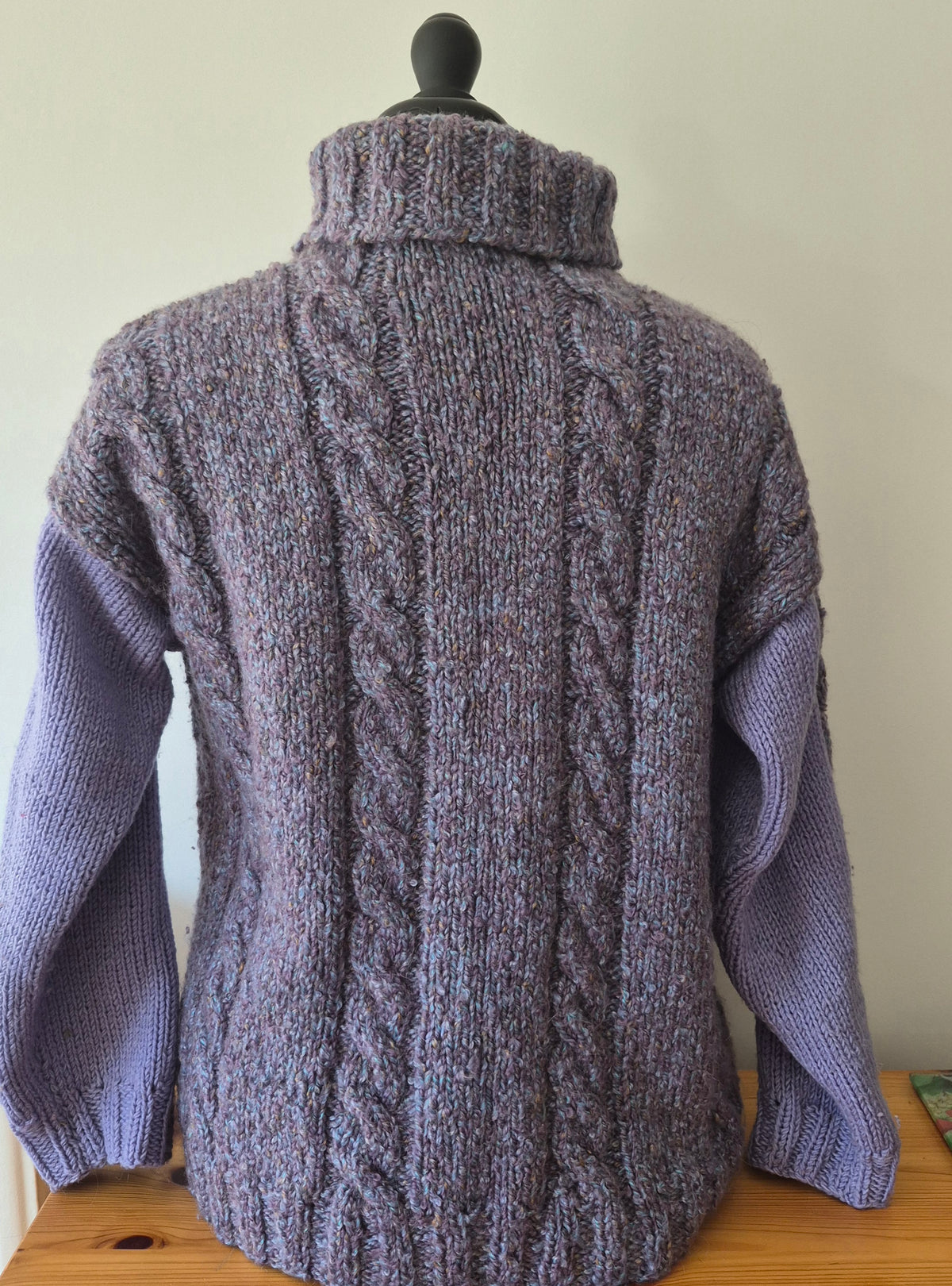 Pull torsadé enveloppant col roulé mauve, bleu & gris - tricotopia