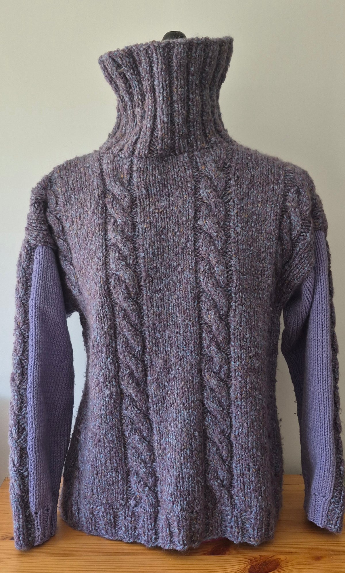 Pull torsadé enveloppant col roulé mauve, bleu & gris - tricotopia