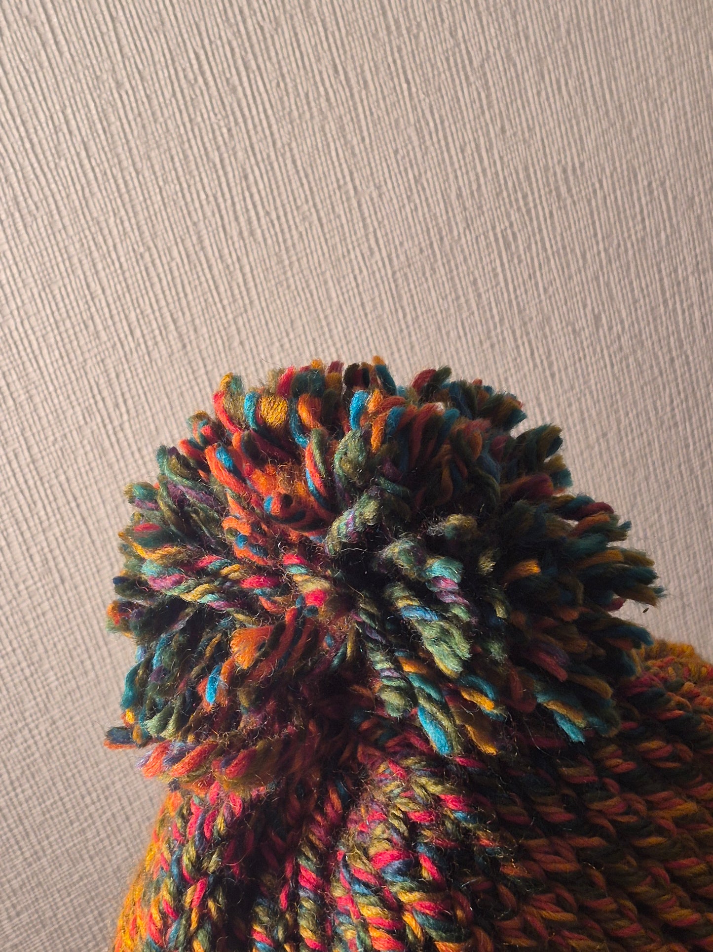 Bonnet multicolore arc en ciel